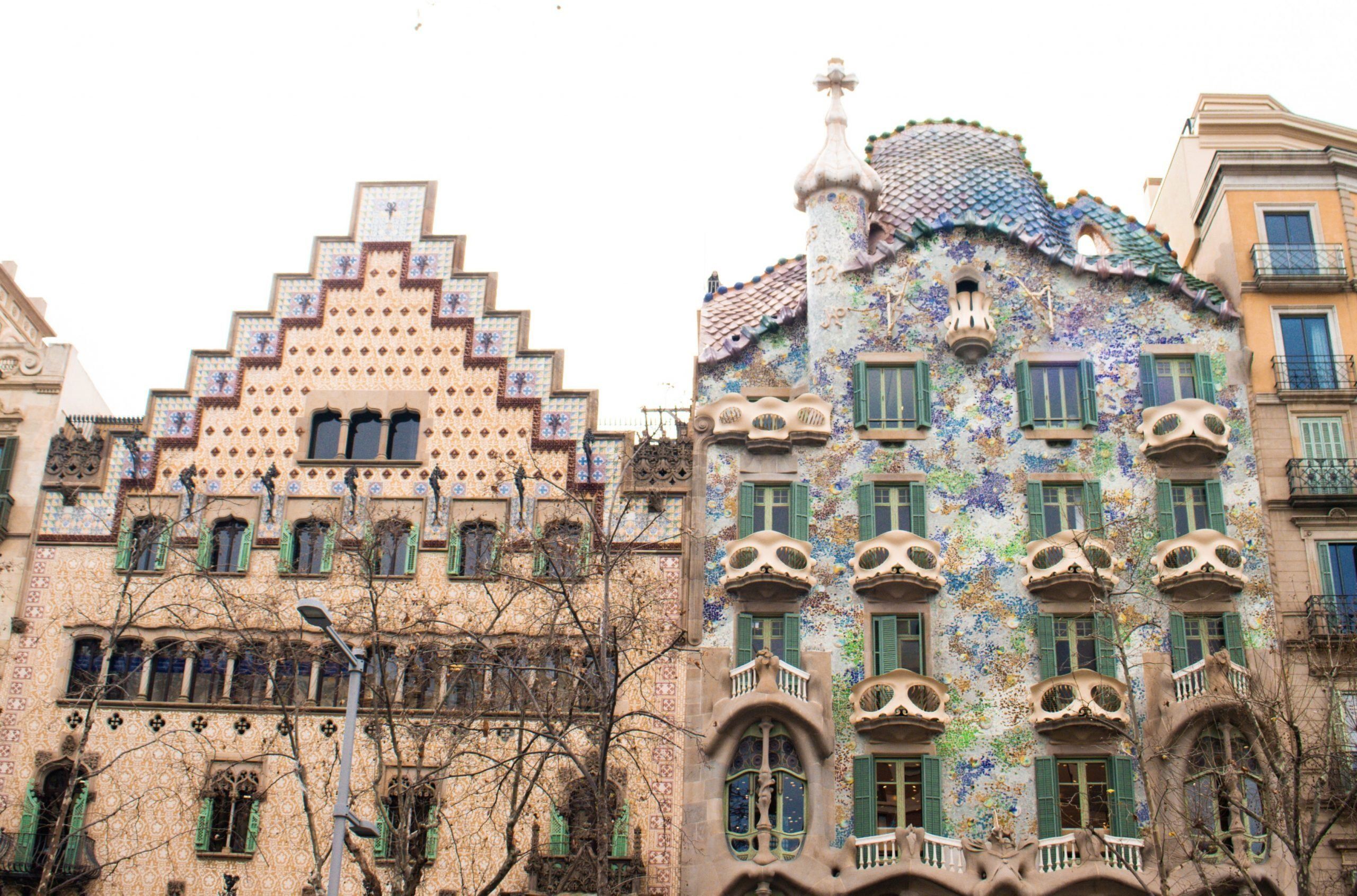 An image showing two modernist houses on Paseo de Gràcia in Barcelona : Casa Amatller and Casa Batlló