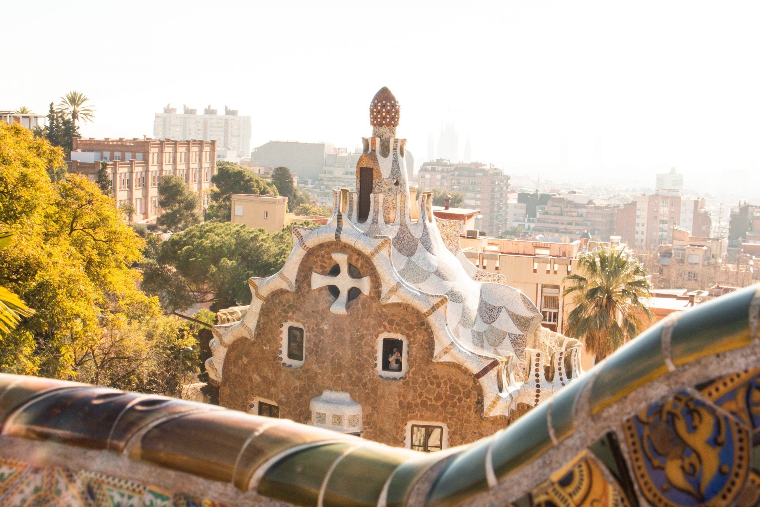 La Portería del Park Güell vista desde los bancos serpentinos