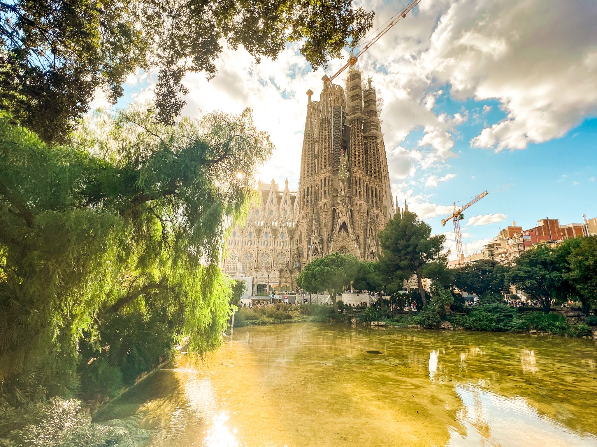A photograph showing La Sagrada Família, an emblematic church in Barcelona that was designed by Gaudí.