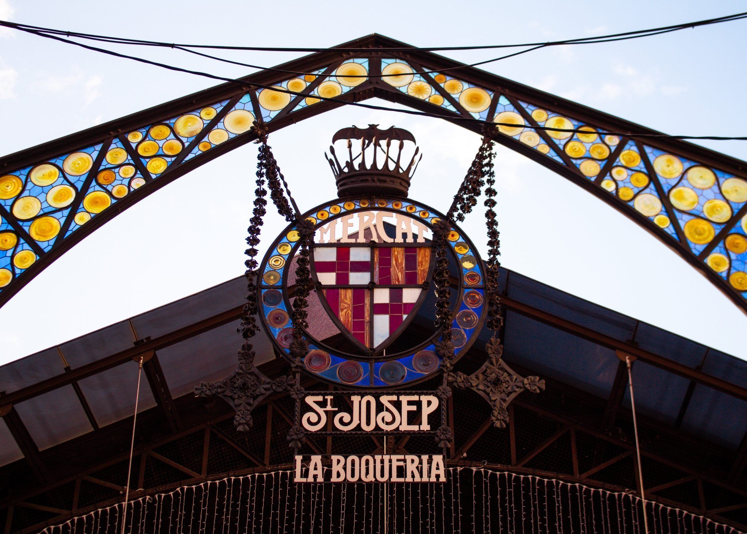 Una foto que muestra la entrada al mercado de alimentos de La Boquería, el mayor mercado de alimentos de Barcelona, situado en La Rambla