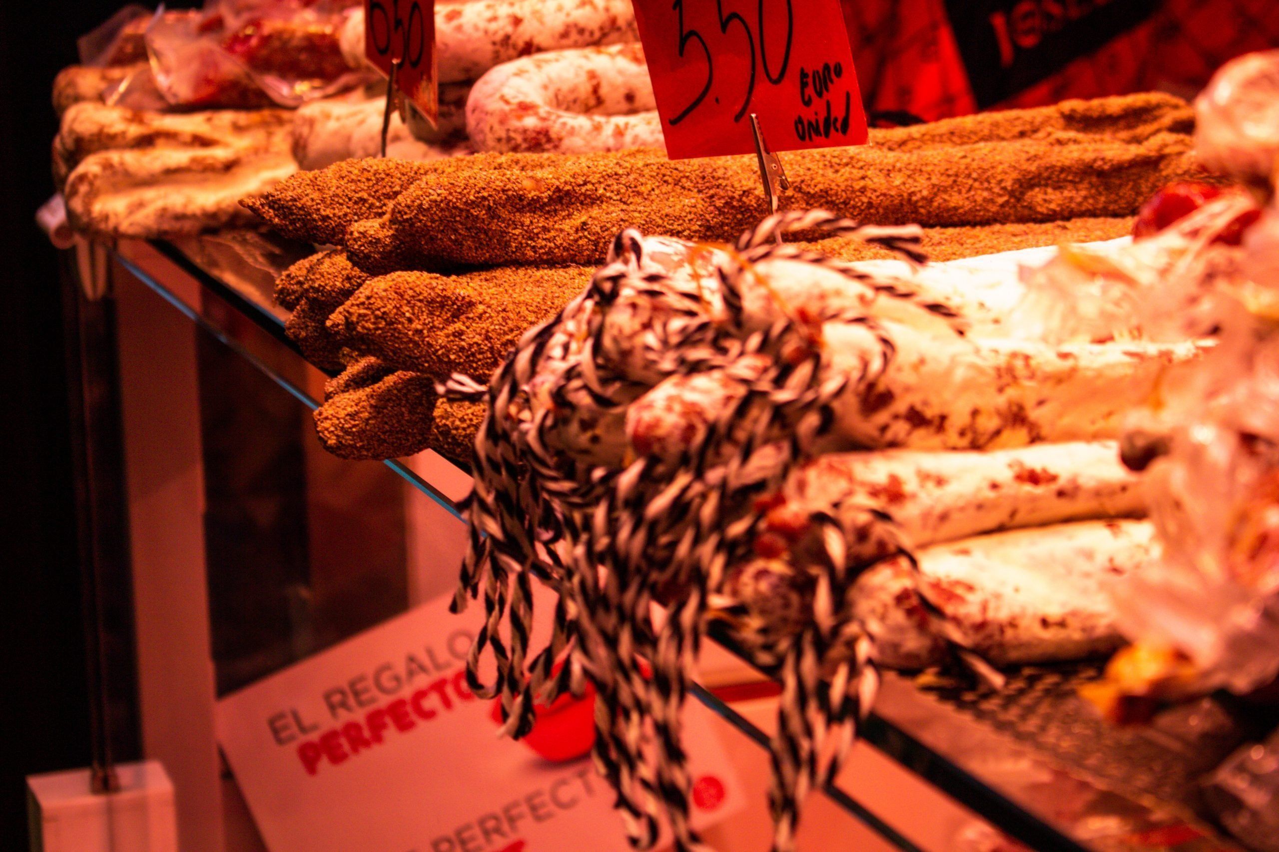 Venta de salchichas de Fuet en el Mercado de La Boqueria