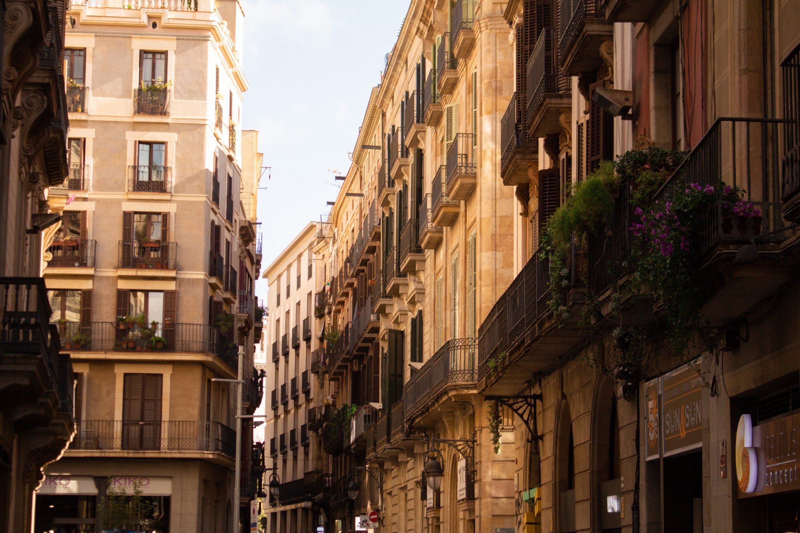 Una calle pintoresca en el Barrio Gótico de Barcelona.