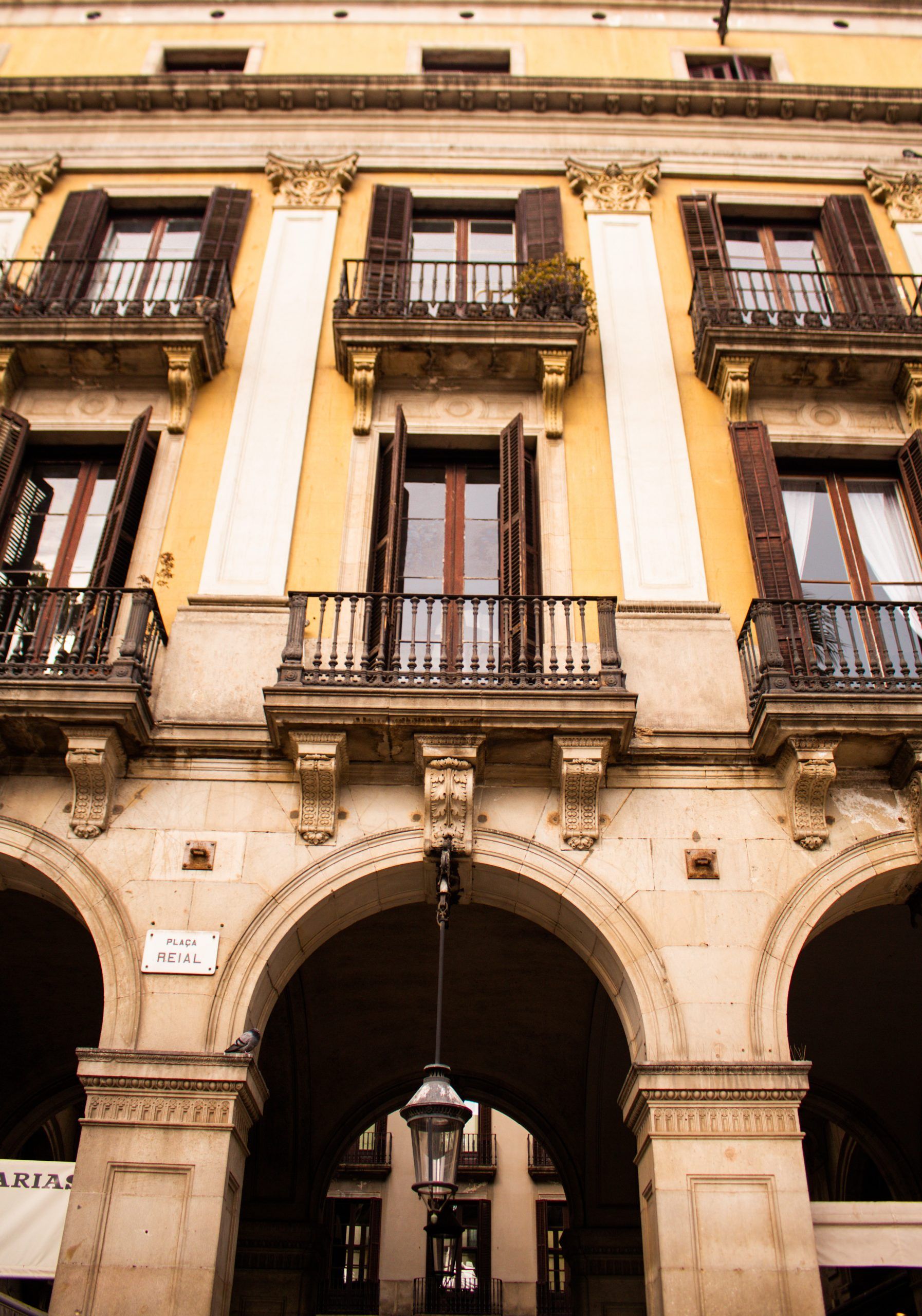 Los arcos que conducen a la entrada de la Plaça Reial
