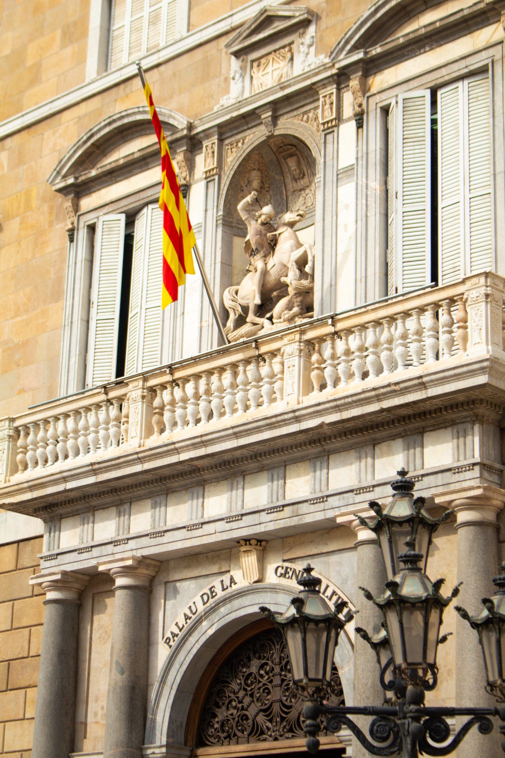 La entrada al Palau de la Generalitat en la Plaça Sant Juame de Barcelona con una estatua de San Jorge matando al dragón.