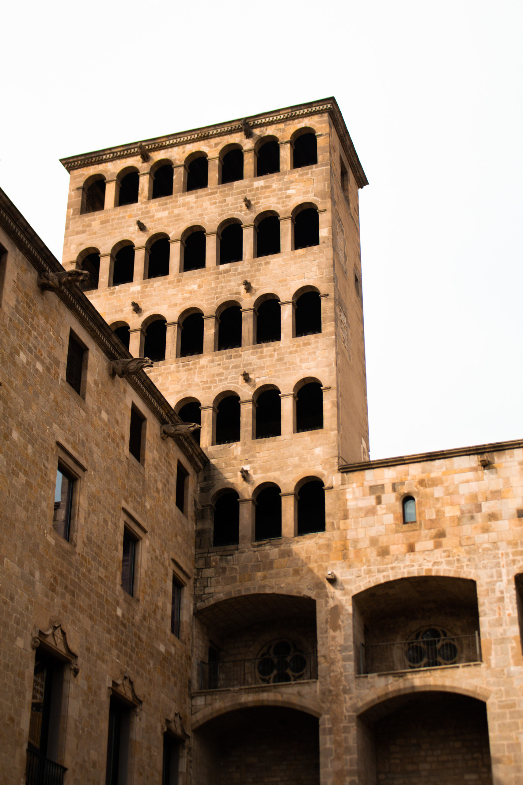 Los arcos del Palacio Real en la Plaza del Rey en el Barrio Gótico de Barcelona