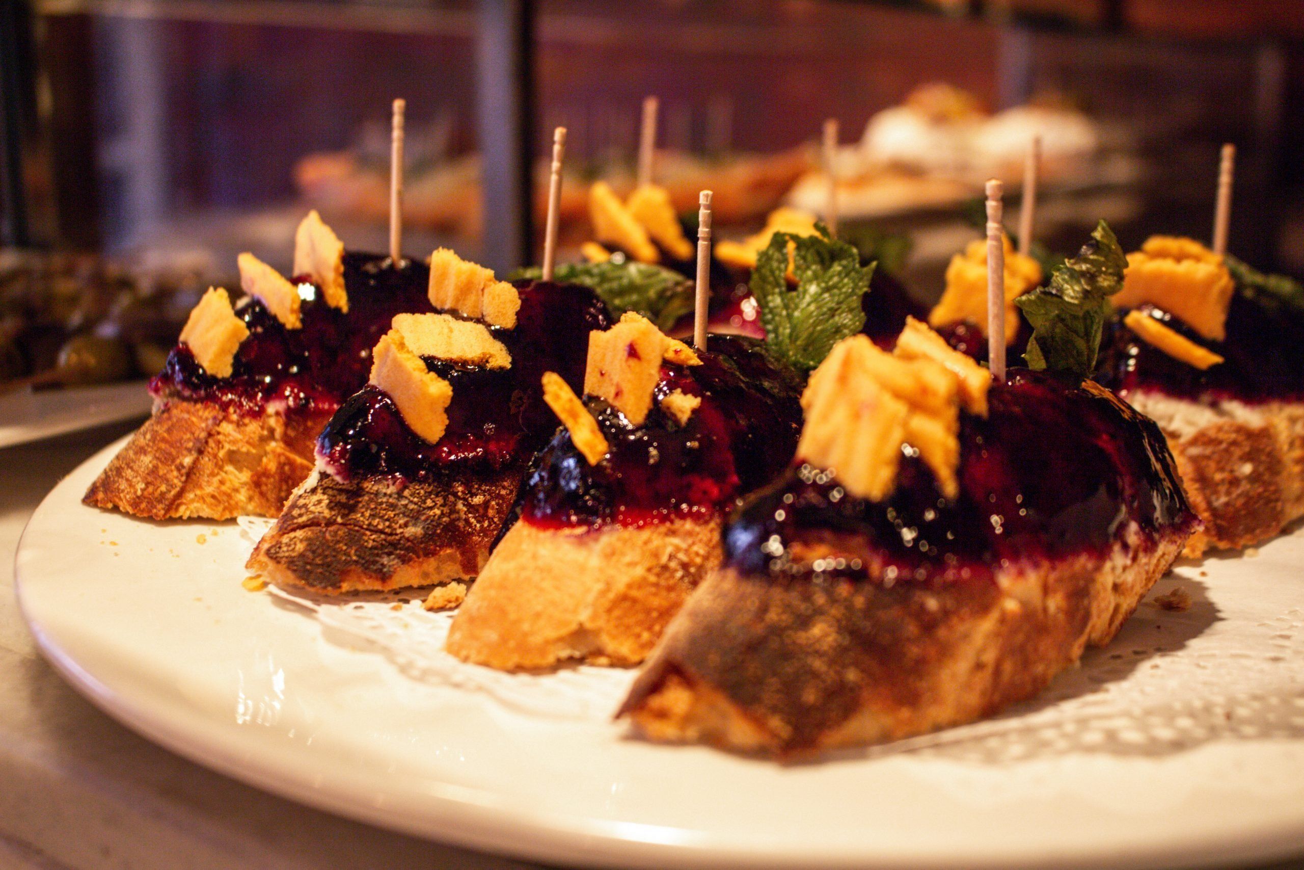 Pinxtos, una típica tapa del tamaño de un bocado que se come tradicionalmente en España